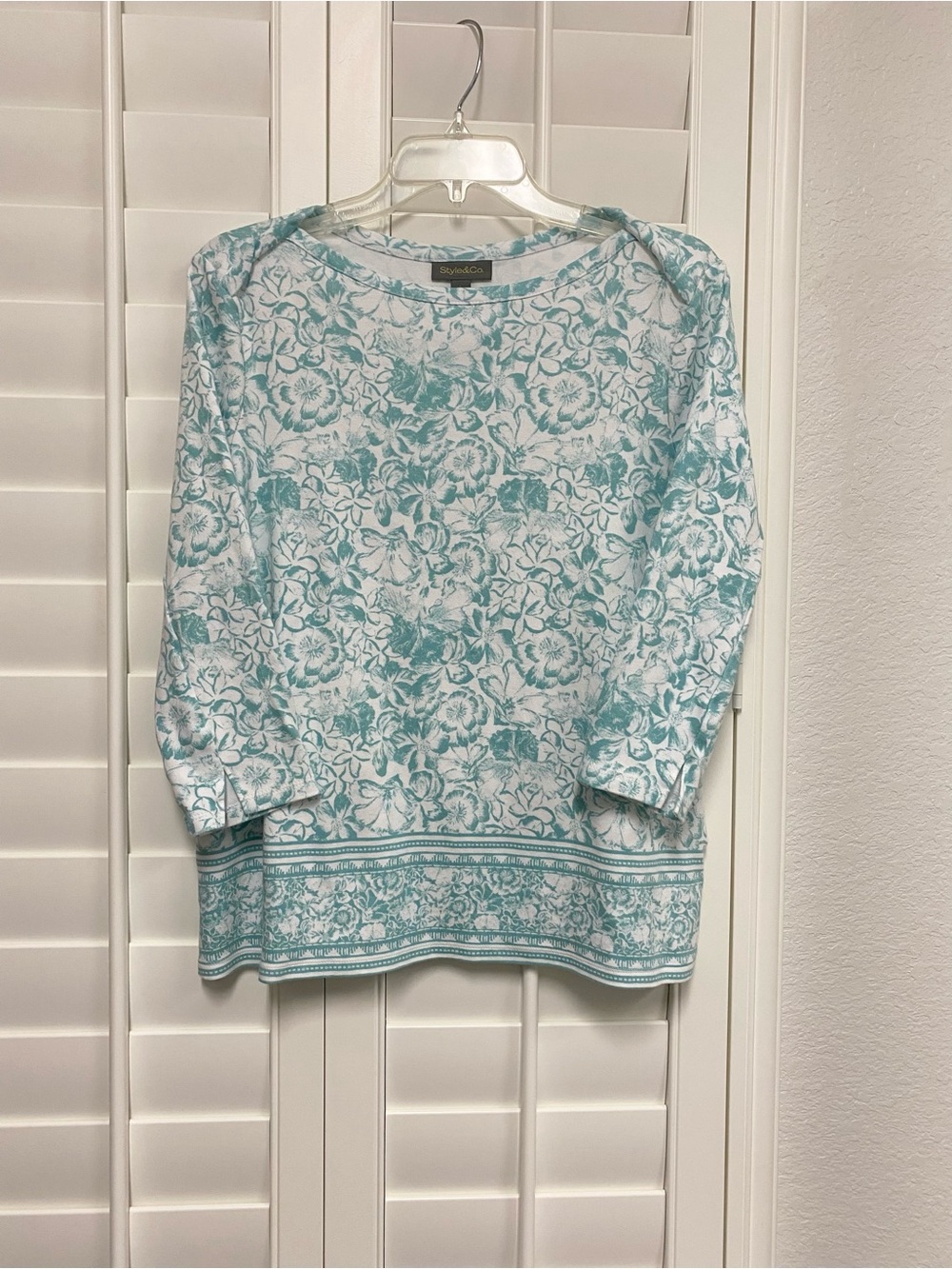 Style & Co Women’s Teal and White Floral Boatneck Top 3/4 Sleeves